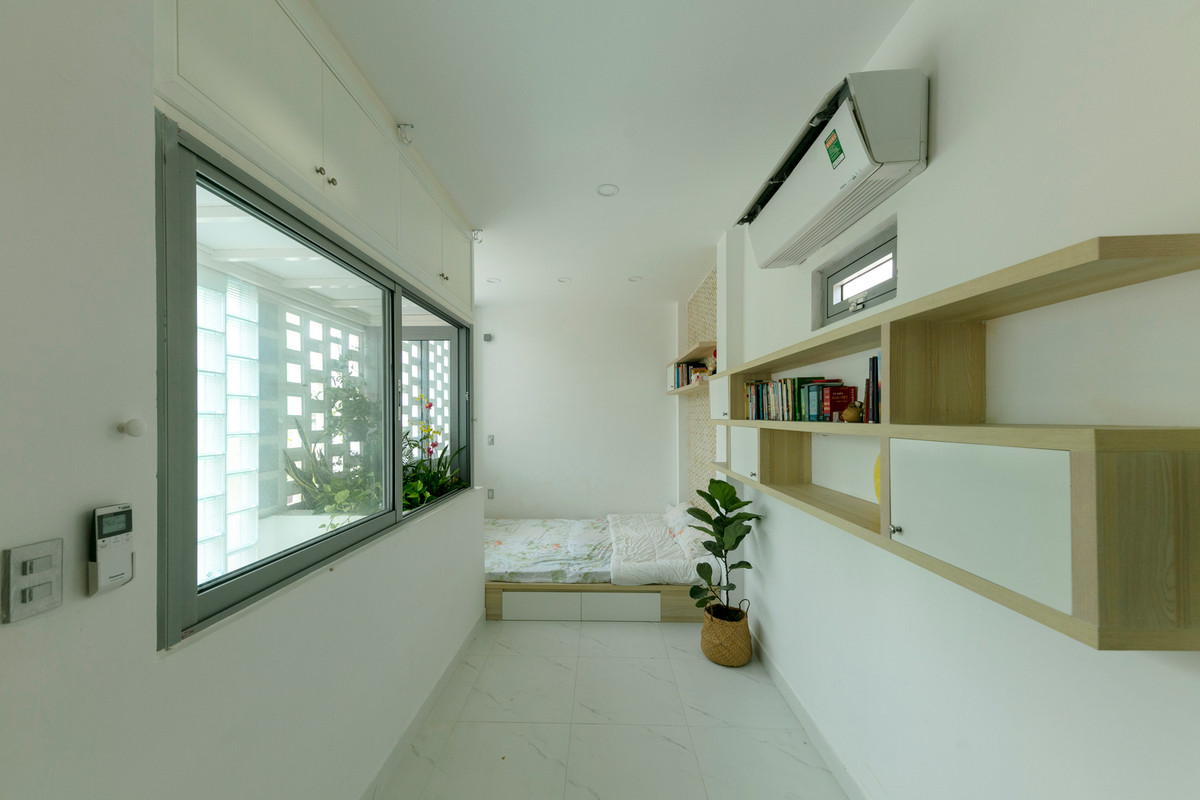 Các phòng ngủ đều có cửa sổ riêng hướng ra giếng trời nhằm mục đích thông gió tự nhiên. Ảnh: Thiết Vũ