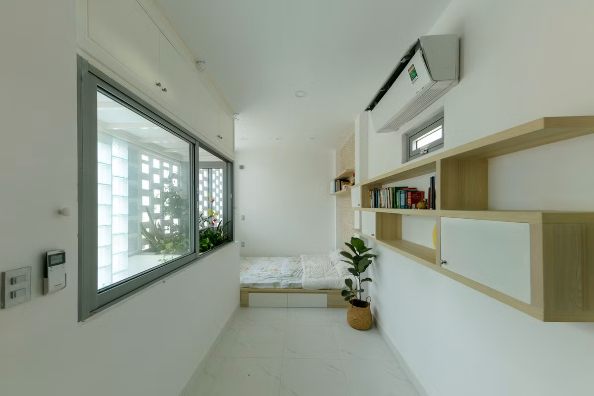 Các phòng ngủ đều có cửa sổ riêng hướng ra giếng trời nhằm mục đích thông gió tự nhiên. Ảnh: Thiết Vũ