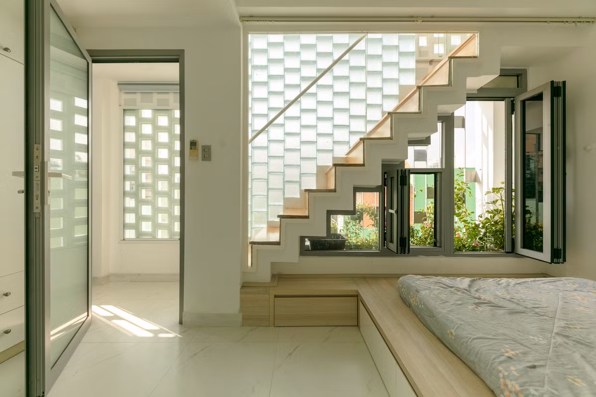 Tầng 3 và 4 là phòng ngủ của gia chủ và các con, tầng trên cùng là không gian thờ cúng tâm linh và sân thượng thoáng đãng. Ảnh: Thiết Vũ