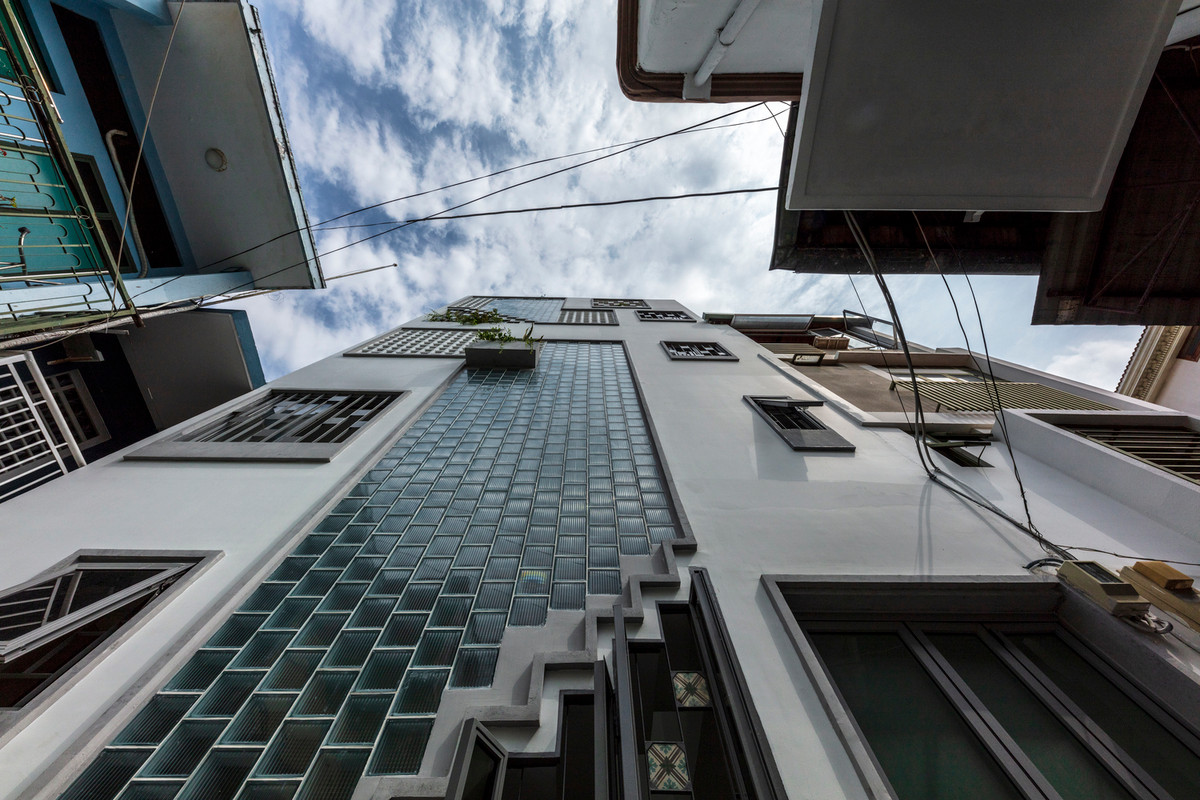 Để tối đa hóa lượng ánh sáng tự nhiên, kiến trúc sư sử dụng ô thoáng cũng như tường gạch kính ở mặt tiền. Ảnh: Thiết Vũ