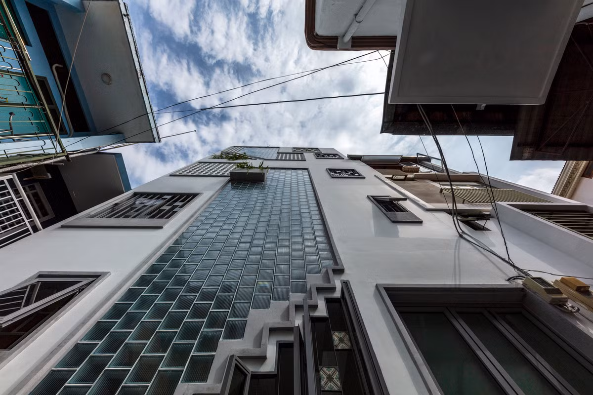 Để tối đa hóa lượng ánh sáng tự nhiên, kiến trúc sư sử dụng ô thoáng cũng như tường gạch kính ở mặt tiền. Ảnh: Thiết Vũ