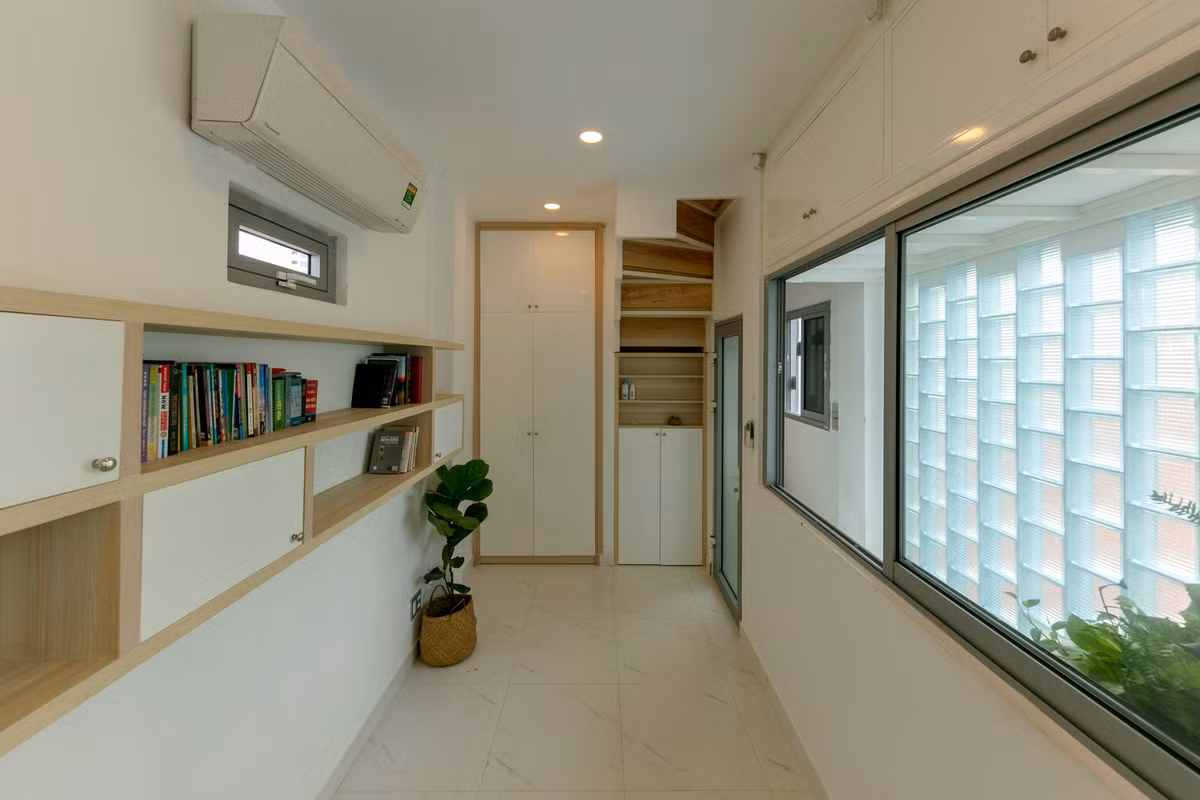  Nội thất đơn giản với màu trắng chủ đạo. Ảnh: Thiết Vũ