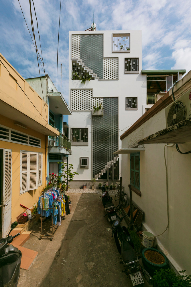 Toạ lạc trong một con hẻm nhỏ ở Bình Thạnh (TP HCM), ngôi nhà sở hữu hình dáng đặc biệt với chiều sâu nông nhưng mặt tiền lại rộng (6,5 X 2,5 m). Ảnh: Thiết Vũ