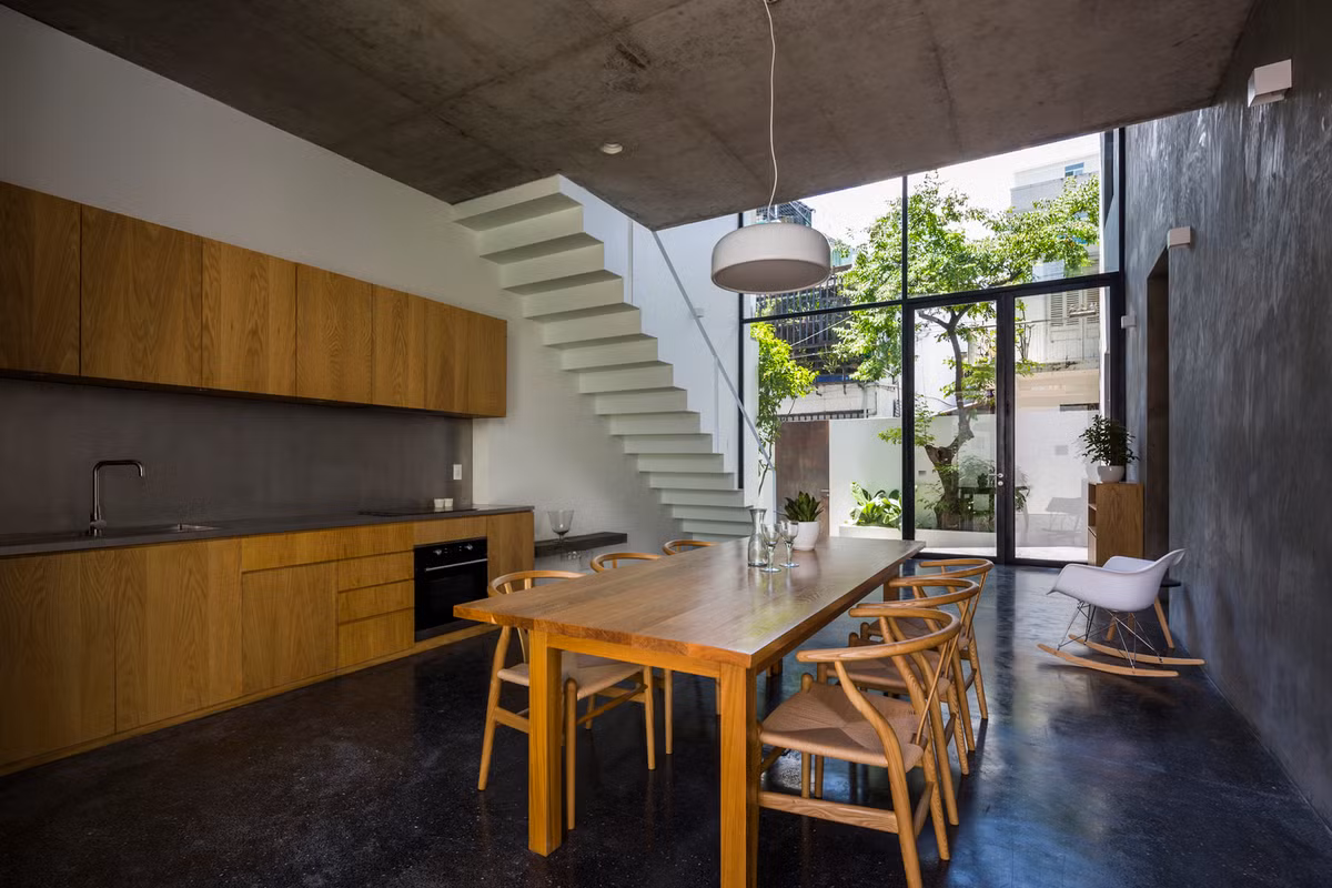 Các không gian chung bài trí khoa học với công năng được tối giản hóa giúp nhà luôn gọn gàng và hiện đại. Tầng trệt có không gian mở dành cho bếp và khu vực ăn uống. Ảnh: Hiroyuki Oki