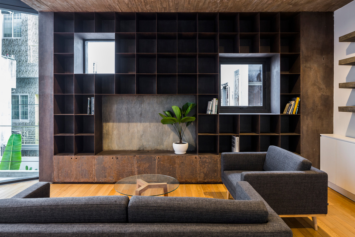 Phòng khách được bố trí ở lầu 1 và nằm trên trục dọc của ngôi nhà. Ảnh: Hiroyuki Oki