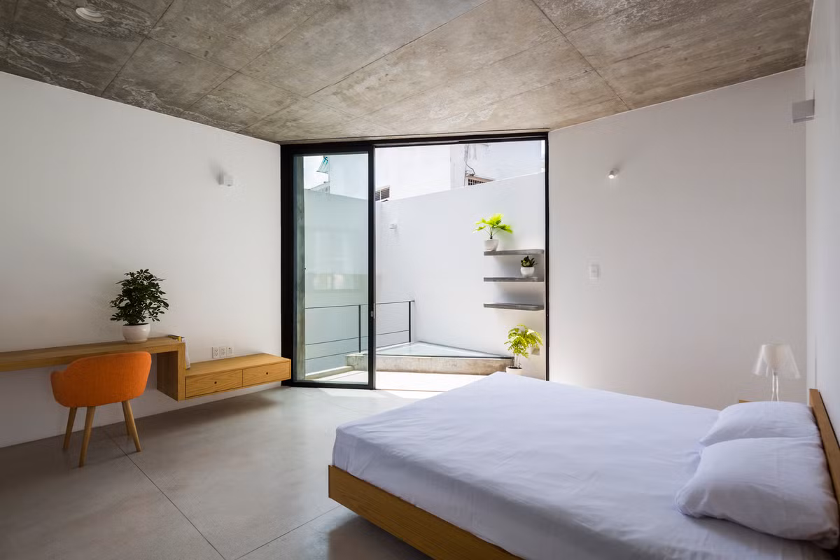 Ngôi nhà gồm 5 phòng ngủ, hai ở tầng trệt trong đó có một phòng ngủ của người mẹ, một ở lầu 1 và hai phòng nữa ở lầu 2. Ảnh: Hiroyuki Oki