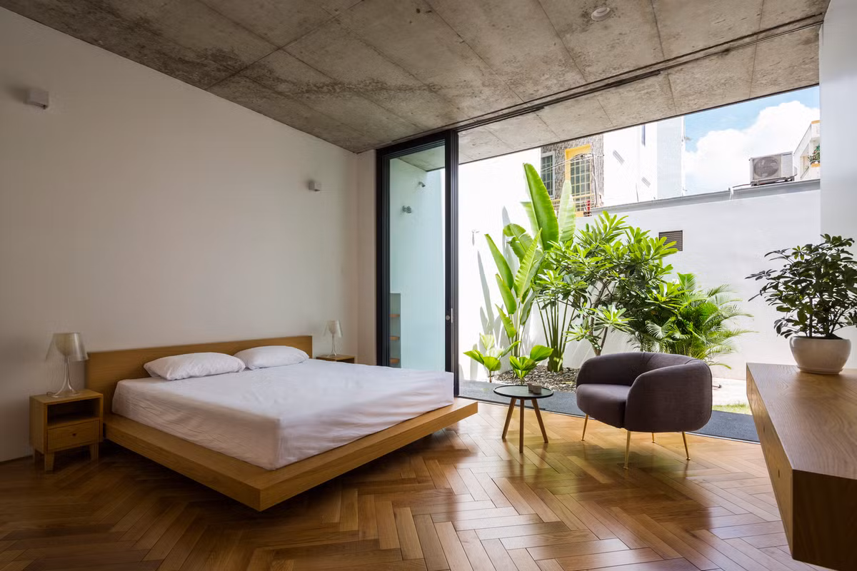 Các phòng ngủ được bố trí theo đường zigzag và tách biệt với khoảng thông tầng. Ảnh: Hiroyuki Oki