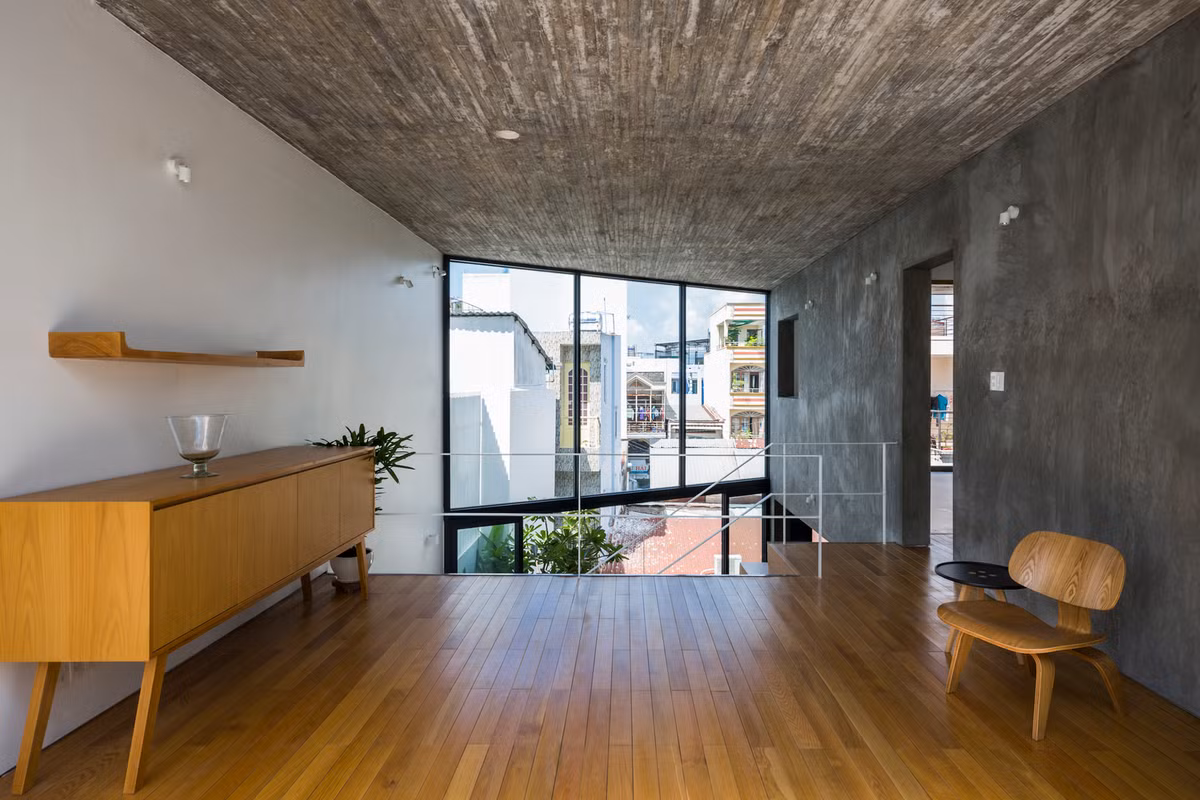 Các mảng cây xanh xuất hiện cả trong và ngoài nhà giúp tạo cảm giác thiên nhiên có mặt ở mọi ngóc ngách trong ngôi nhà. Ảnh: Hiroyuki Oki