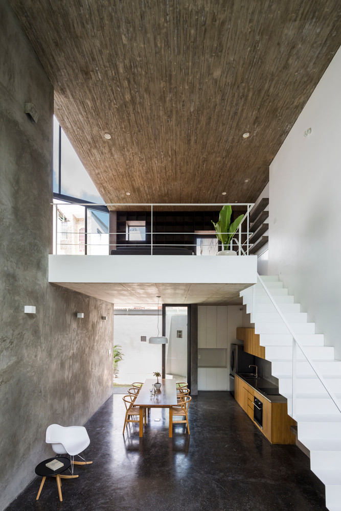 Khoảng thông tầng này nối liền các phòng sinh hoạt chung của gia đình. Ảnh: Hiroyuki Oki