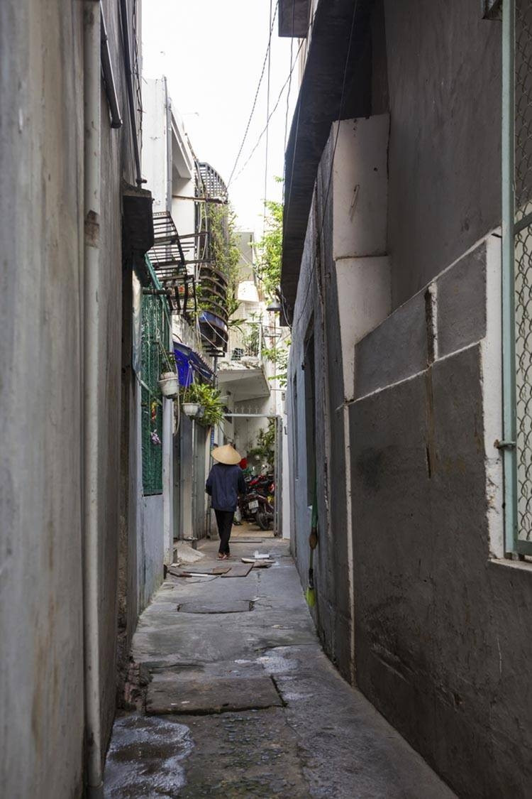 Căn nhà nằm giữa một mạng lưới chằng chịt những con hẻm hẹp chỉ rộng 1-2 mét. Vì vậy, thách thức với kiến trúc sư là không đủ ánh sáng vì bị bủa vây của các công trình xung quanh từ tứ phía. Ảnh: Hiroyuki Oki