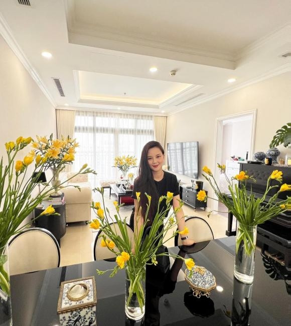 Huyền Châu từng hé lộ về không gian sống ngập tràn hoa tươi khiến nhiều khán giả xuýt xoa. Ảnh: FBNV