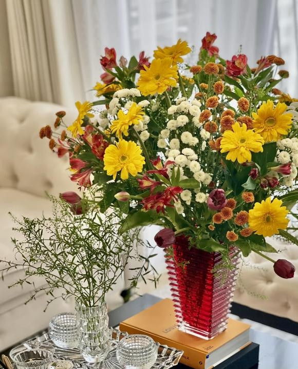 Bình hoa đa sắc màu cho không gian bừng sức sống. Ảnh: FBNV