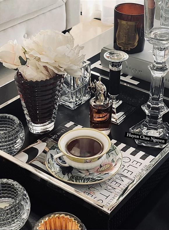 Người đẹp sưu tập nhiều ly cốc độc đáo. Ảnh: FBNV