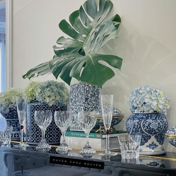 Huyền Châu cho biết mình rất thích gốm và những chiếc ly cốc đẹp mắt. Ảnh: FBNV