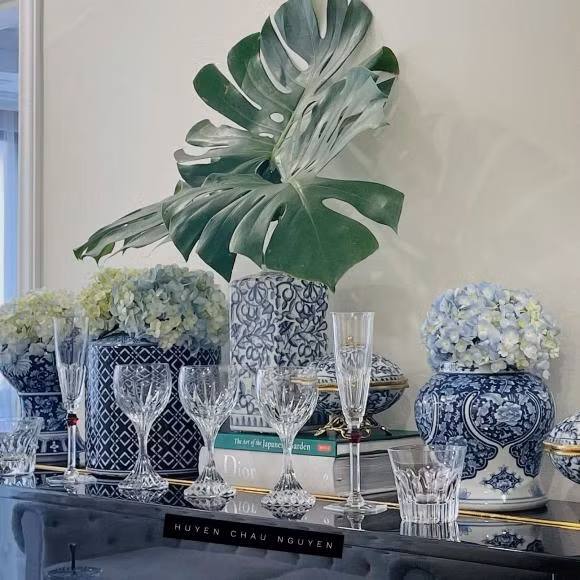 Huyền Châu cho biết mình rất thích gốm và những chiếc ly cốc đẹp mắt. Ảnh: FBNV