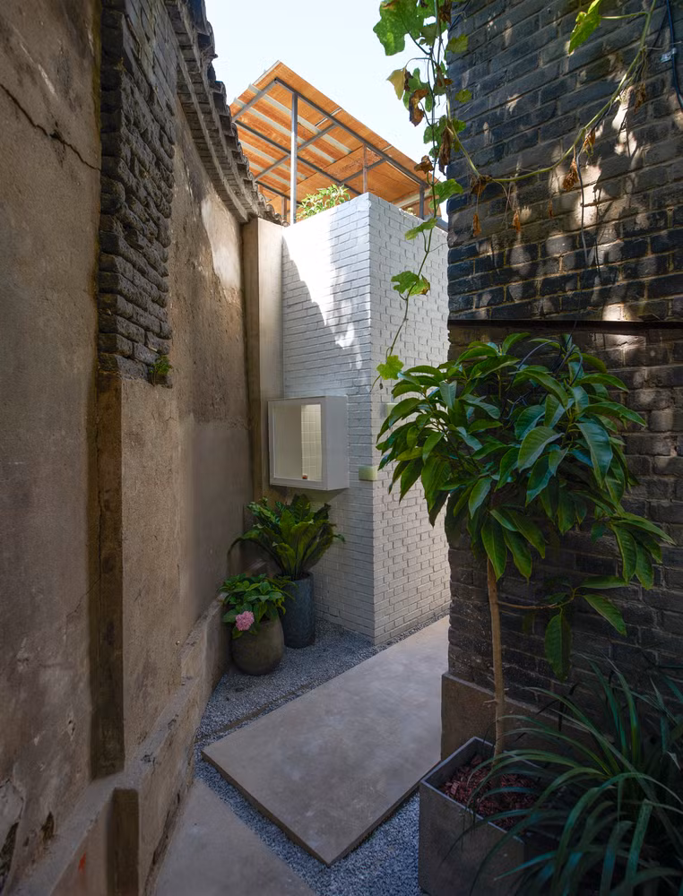 Công trình là thử thách với kiến trúc sư khi chiều ngang của ngôi nhà rất hẹp và dài đất tương đối ngoằn ngoèo. Ảnh: Ruijing