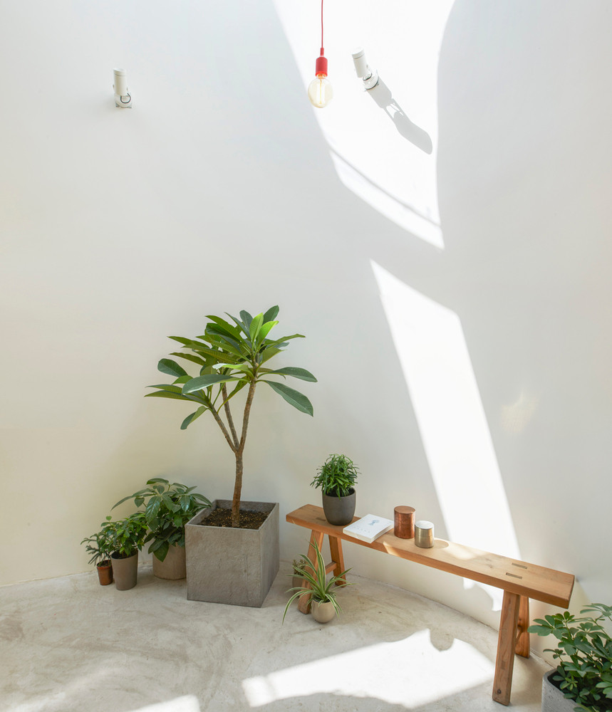 Việc cải tạo nhằm mục đích biến ngôi nhà 43 m2 lỗi thời thành không gian sống hiện đại, tiện nghi. Ảnh: Ruijing