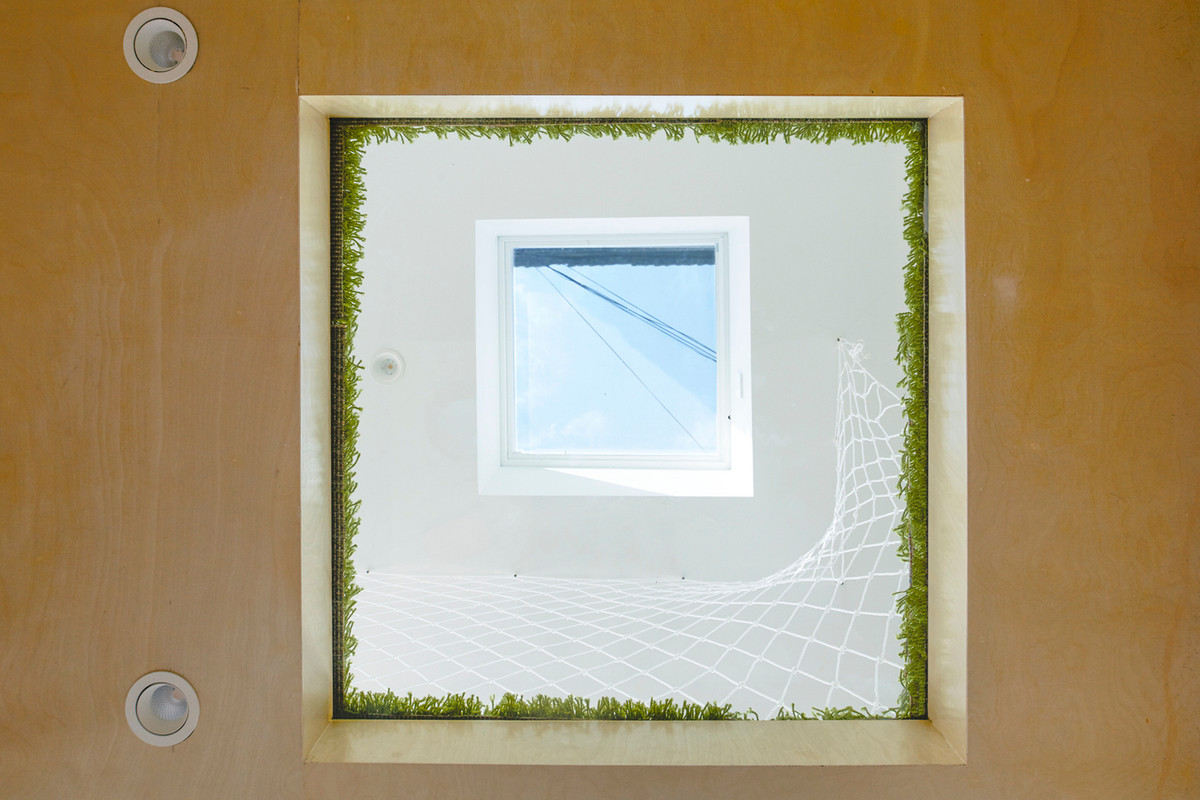 Giếng trời thiết kế như một ô kính nhỏ thông tầng lấy sáng cho ngôi nhà. Ảnh: Ruijing