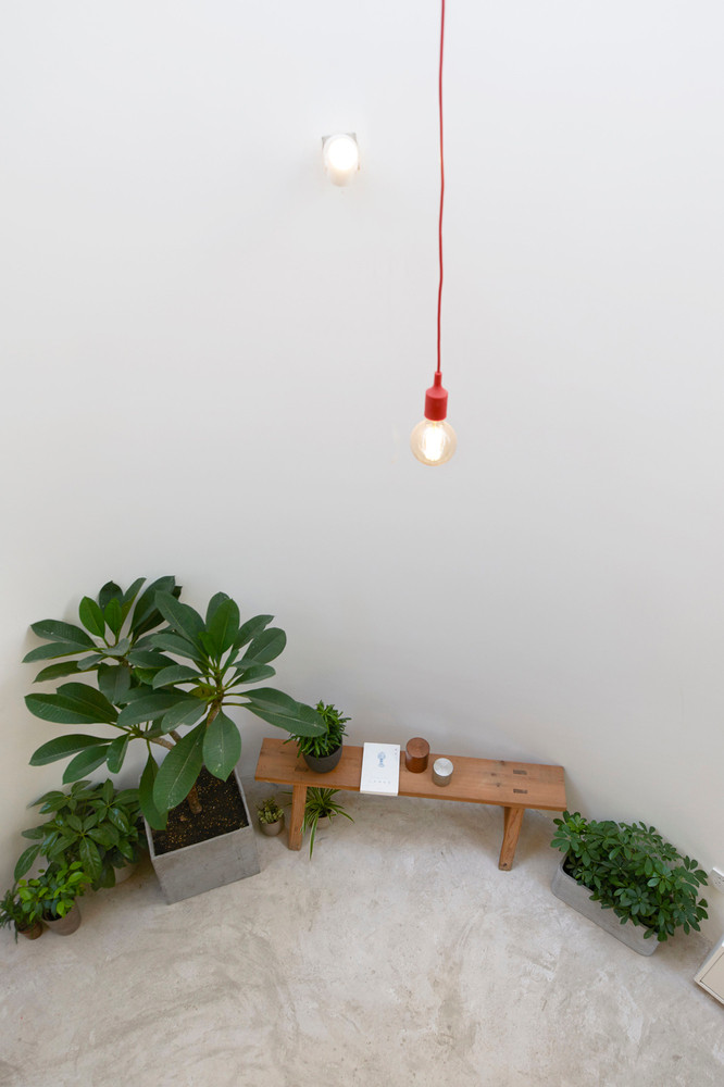 Dù nhỏ hẹp nhưng ngôi nhà vẫn mang đến không gian thư giãn là khoảng sân nằm tại góc chữ L của ngôi nhà. Ảnh: Ruijing