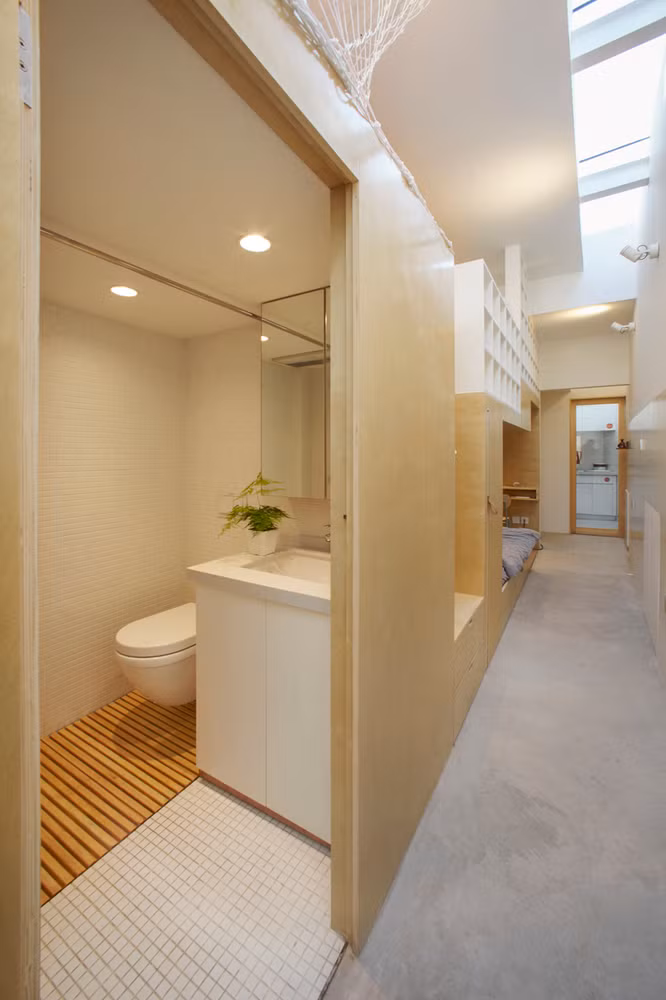 Phòng vệ sinh nhỏ nhưng đảm bảo tiện nghi. Ảnh: Ruijing Photo