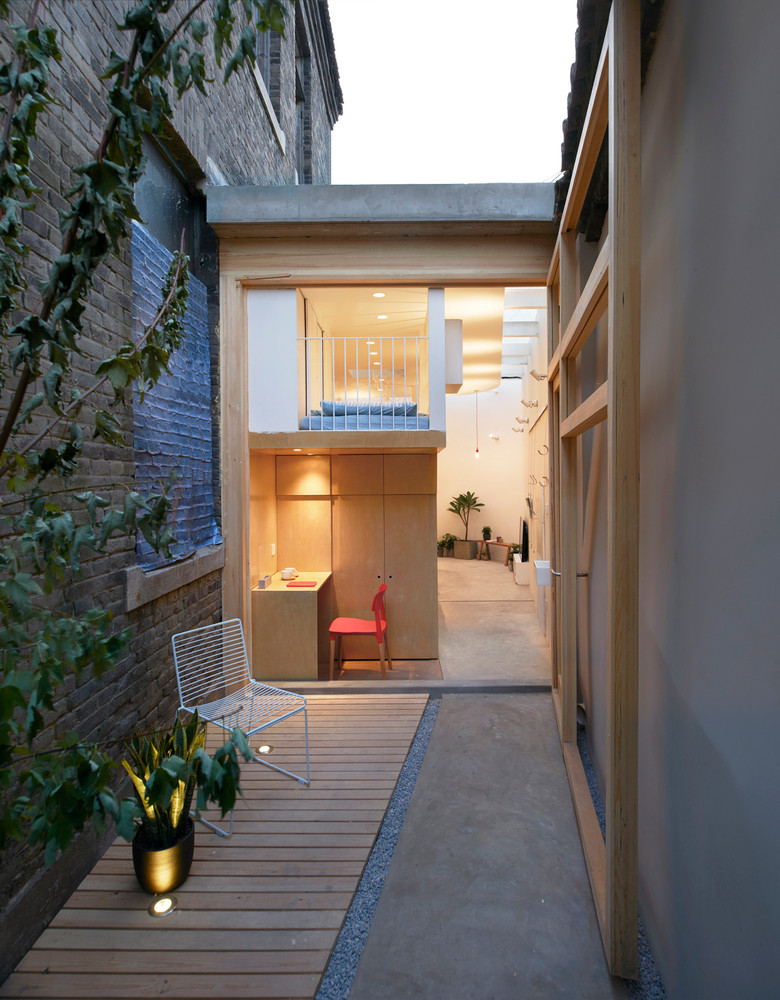 Nằm trong một dãy nhà gần trung tâm lịch sử ở Bắc Kinh (Trung Quốc), ngôi nhà hình chữ L chỉ có diện tích 43m2 nhưng là không gian sống cho một gia đình 6 người. Ảnh: Ruijing