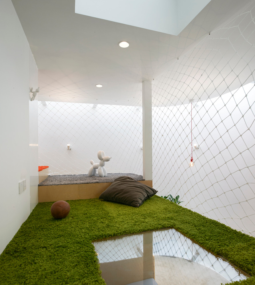 Không gian vui chơi của trẻ trên tầng lửng có thảm trải sàn và lưới bảo vệ để bảo đảm an toàn. Ảnh: Ruijing