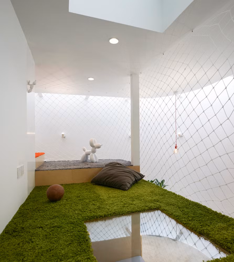 Không gian vui chơi của trẻ trên tầng lửng có thảm trải sàn và lưới bảo vệ để bảo đảm an toàn. Ảnh: Ruijing