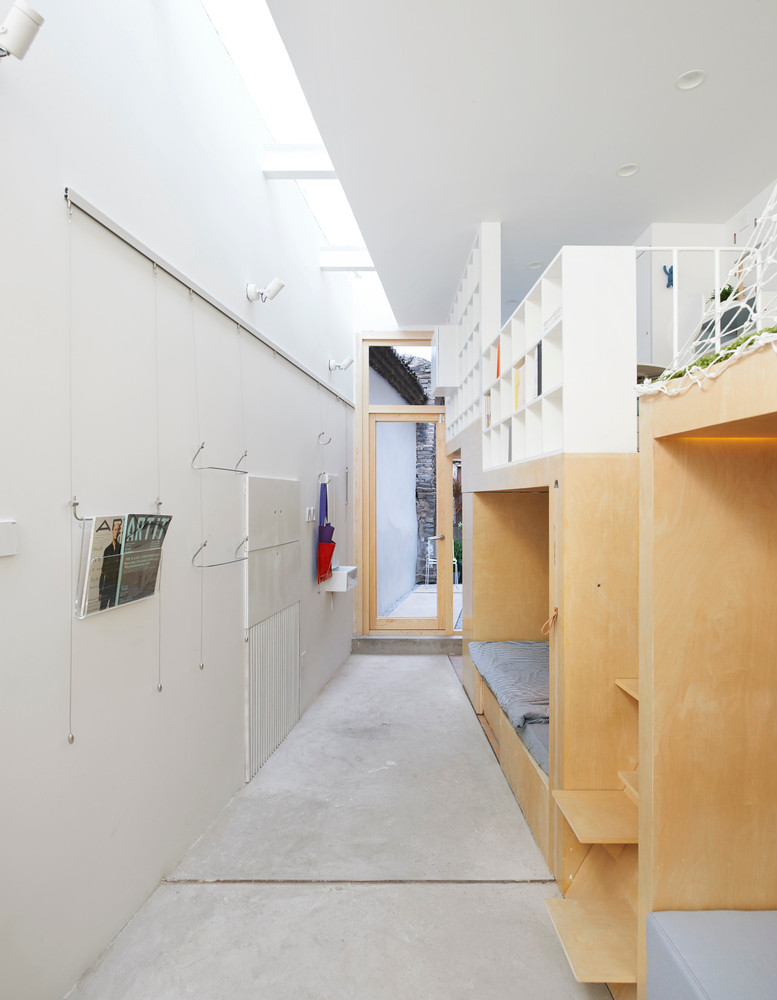 Hộp gỗ với diện tích khoảng 2m2 giúp phân chia và gói gọn các khu vực chức năng ở tầng một. Ảnh: Ruijing Photo