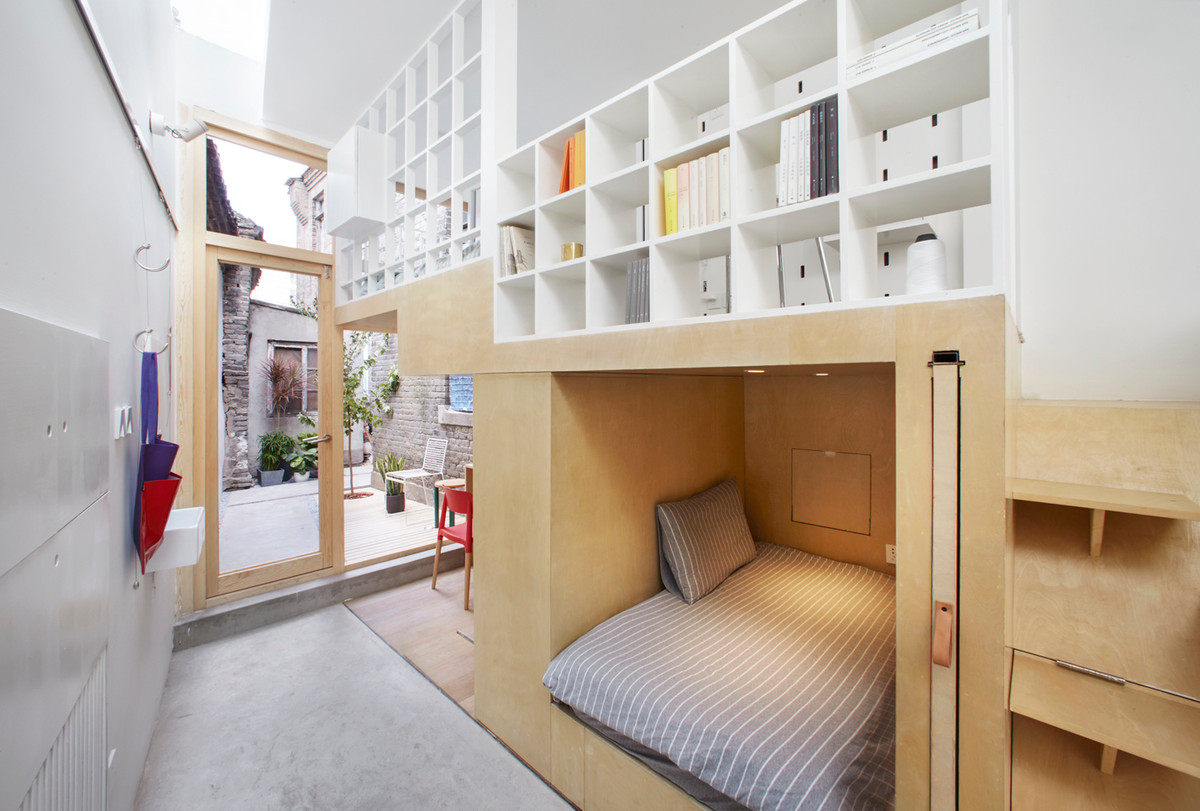 Tầng lửng là phòng ngủ, khu vực học tập và không gian vui chơi của trẻ nhỏ. Ảnh: Ruijing