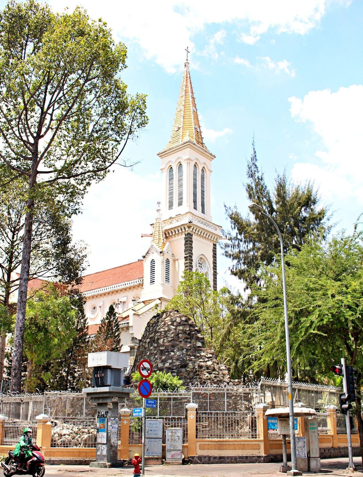 Đại gia Sài Gòn thuê người phơi tiền cho khỏi mốc là ai? - Hình 2 Dai gia Sai Gon thue nguoi phoi tien cho khoi moc la ai?-Hinh-2