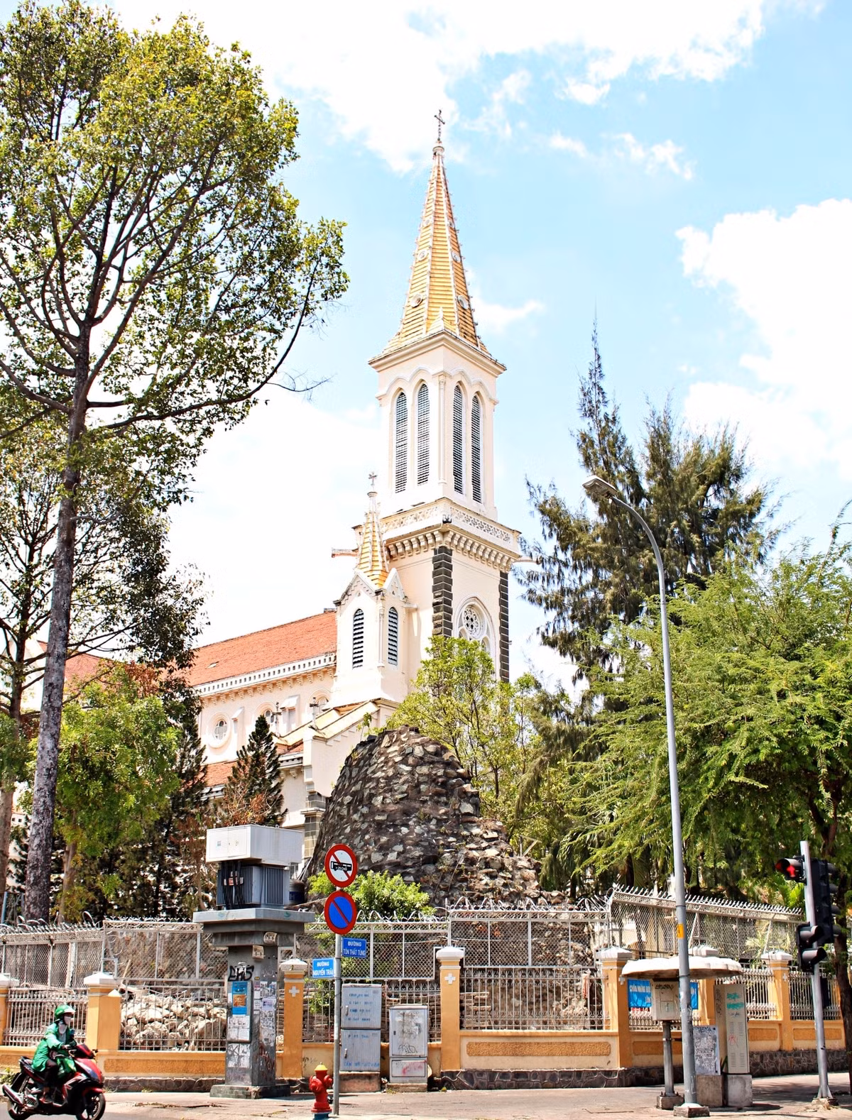 Dai gia Sai Gon thue nguoi phoi tien cho khoi moc la ai?-Hinh-2