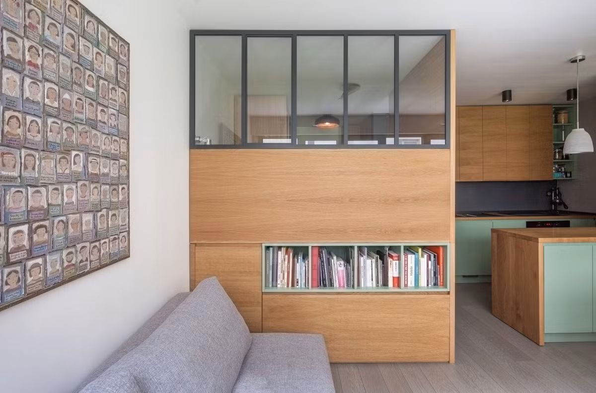 Phòng khách gọn gàng với sofa, bàn trà nhỏ và một giá sách xinh xắn. Ảnh: Homedit