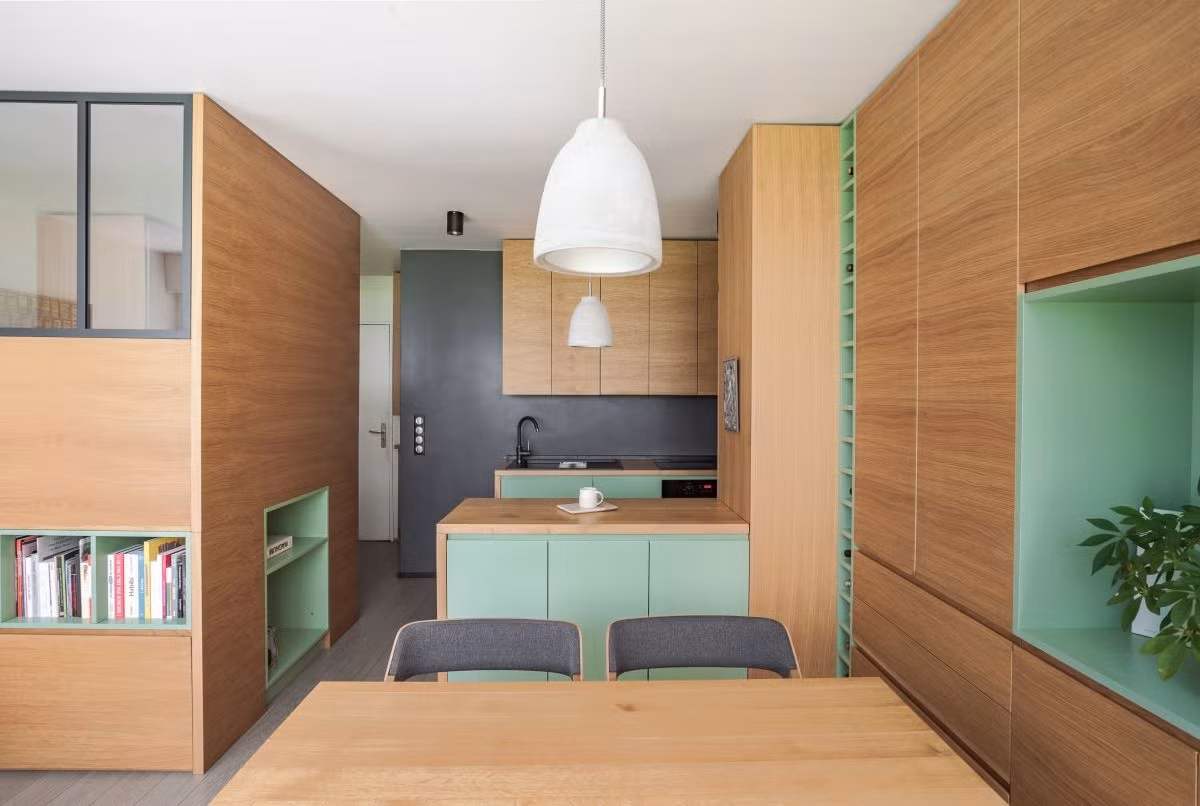 Toàn bộ căn nhà được làm bằng gỗ sồi nhạt giúp giữ cho nơi ở có màu sắc và bầu không khí nhẹ nhàng, lý tưởng cho chủ sở hữu là một nhiếp ảnh gia trẻ. Ảnh: Homedit