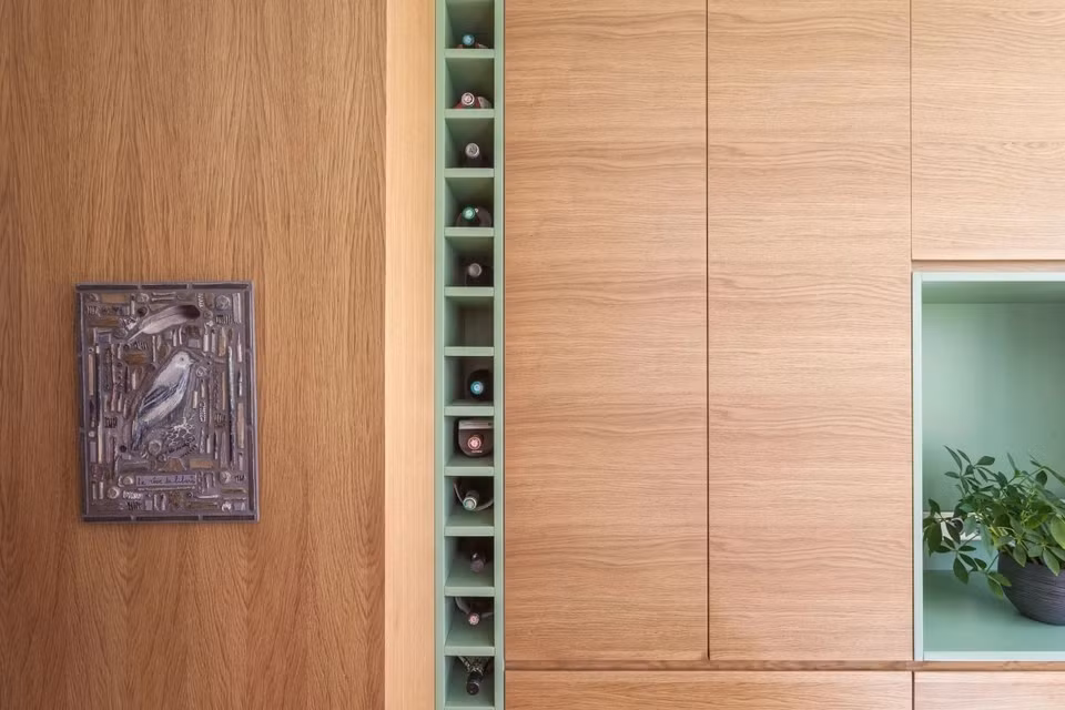 Tủ rượu mini được thiết kế thông minh, phù hợp với những căn nhà có diện tích nhỏ hẹp. Ảnh: Homedit