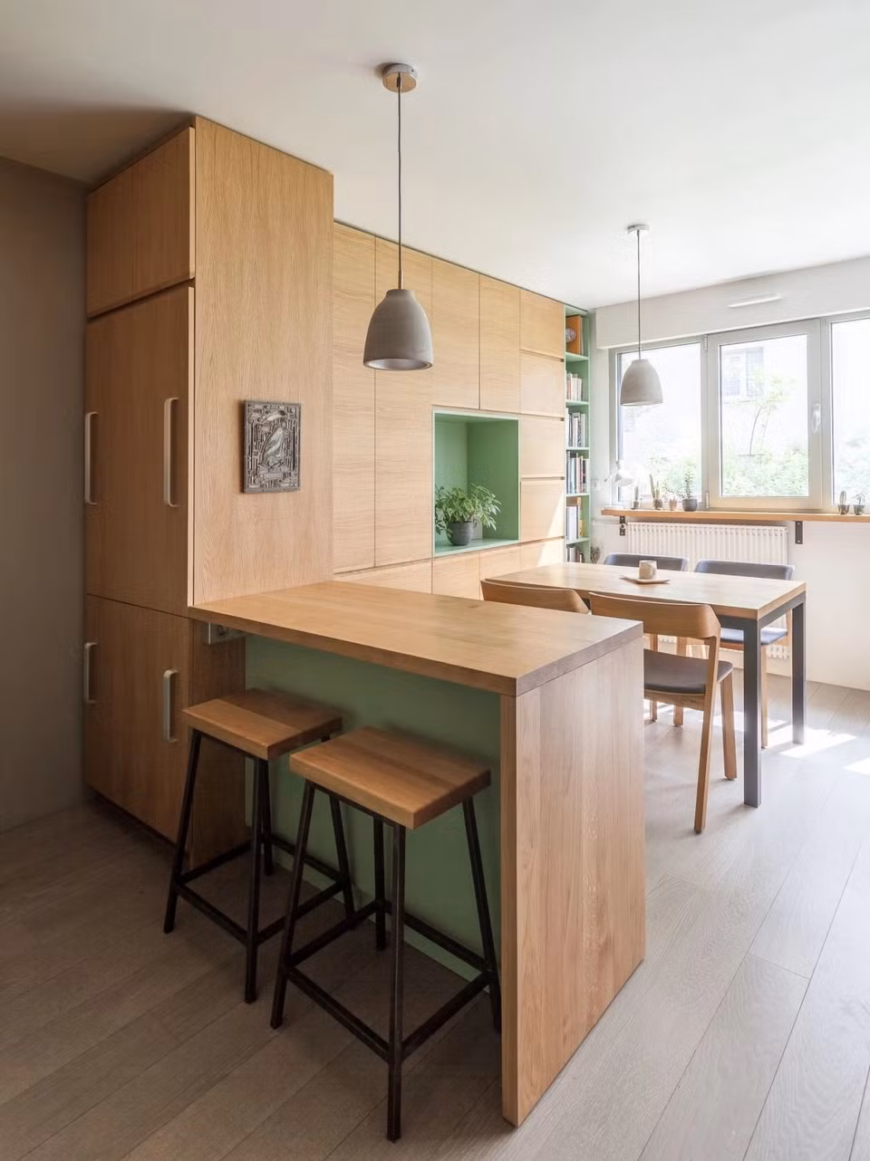 Gia chủ ưu tiên các thiết kế nội thất thông minh đa năng và liền tường, vừa tiện lợi vừa tăng các khoảng diện tích lưu trữ đồ đạc. Ảnh: Homedit