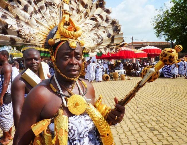 Bộ tộc Ashanti nổi tiếng khi sở hữu những mỏ khai thác vàng lớn nhất Ghana. Vì vậy, người dân của bộ tộc có cuộc sống sang chảnh, phụ nữ có thể đeo cả cân vàng trên người. Ảnh: Ethnic