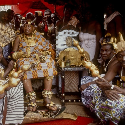 Trong gia tộc của các thủ lĩnh, vợ và con của họ đeo vàng khắp người. Từ vòng đội đầu, vòng cổ, vòng tay, nhẫn, khuyên tai, thậm chí đôi dép lê đều được làm bằng vàng. Ảnh: Getty