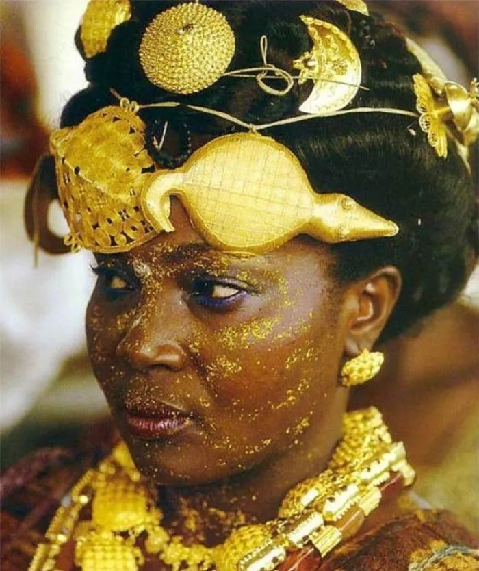Một số tài liệu cho rằng, người Ashanti cổ dùng bụi vàng như một loại tiền tệ hay mạ lên người. Ảnh: Local Moda