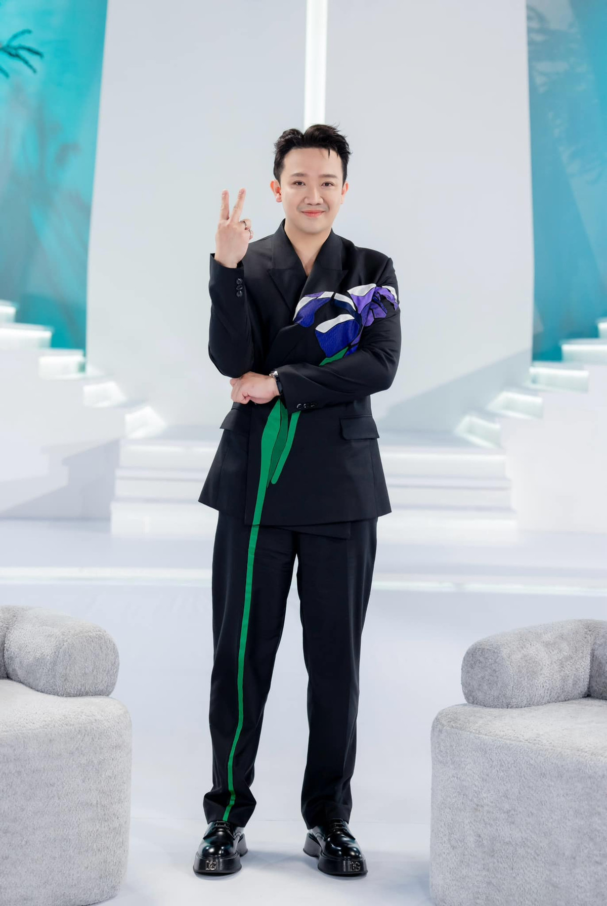 Dù chưa từng tiết lộ song theo một số nguồn tin, Trấn Thành được trả 30-50 triệu đồng cho mỗi tập lên sóng, riêng sự kiện mà nam MC tham gia được bầu show trả tới 6.000 USD (khoảng 140 triệu đồng). Ảnh: FB Trấn Thành