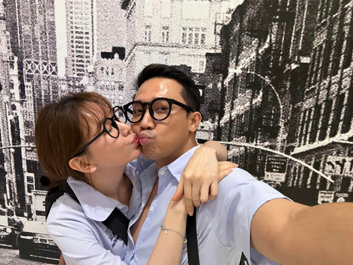 Không hè kém cạnh chồng, Hari Won cũng được nhiều chương trình "săn đón". Trong một bài phỏng vấn năm 2015, nữ ca sĩ tiết lộ mức thù lao của mình tăng gấp 10 lần so với mức giá 50 triệu mà cô nhận được từ bộ phim đầu tay. Ảnh: FB Trấn Thành