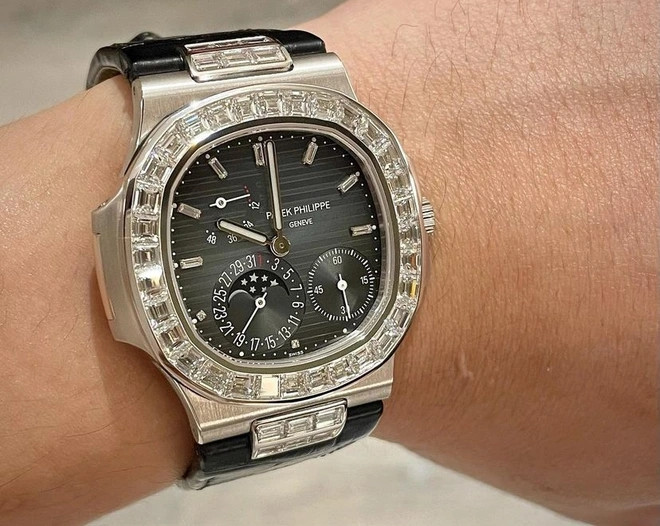 Trấn Thành cũng từng khoe trên trang cá nhân nhiều loại đồng hồ siêu sang như Patek Philippe Nautilus 5724G làm từ vàng trắng 18K, Hublot Big Bang Sang Bleu Titanium Pavé... Ảnh: FBNV