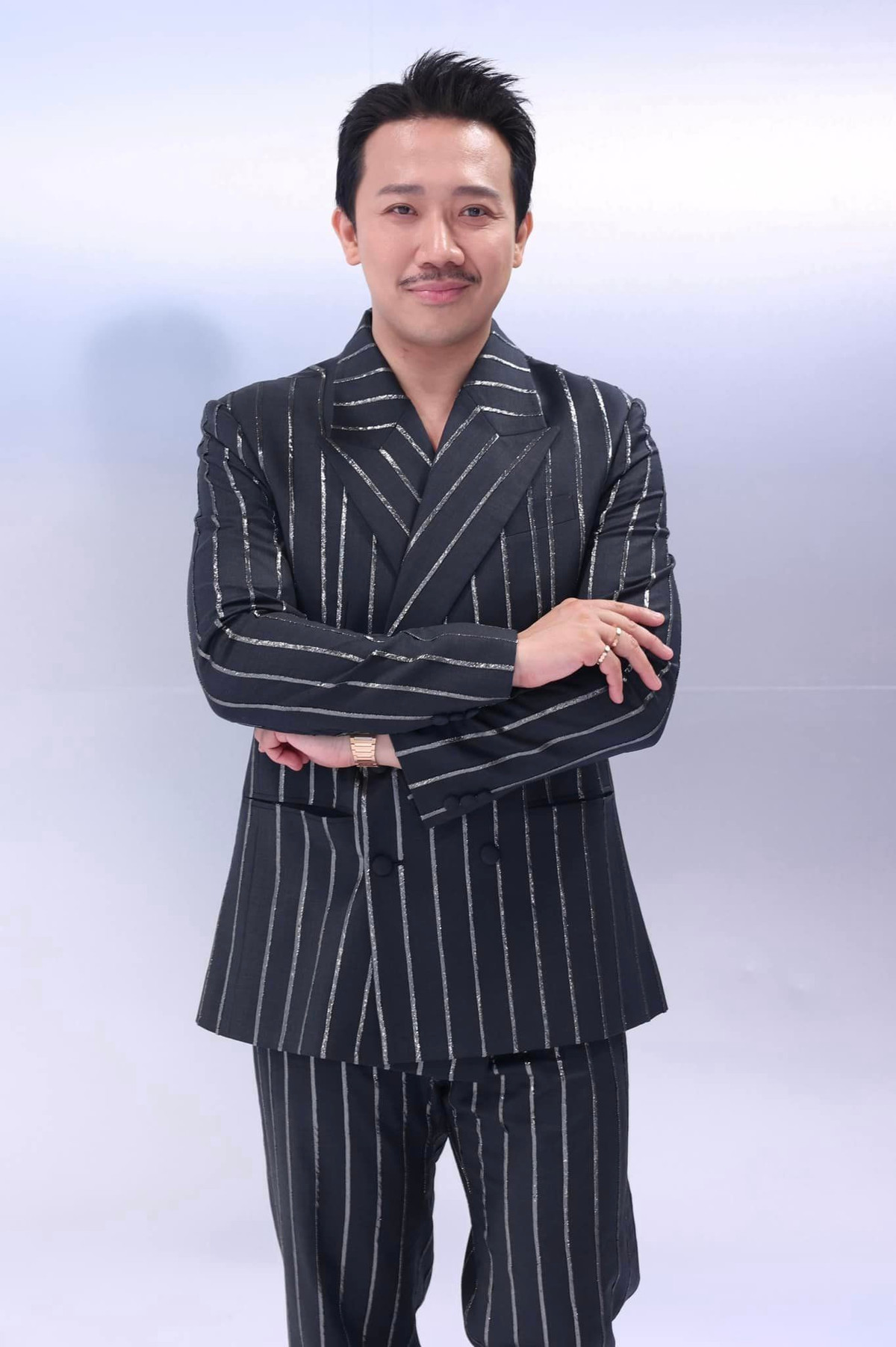 Tính đến thời điểm hiện tại, Trấn Thành là đạo diễn đầu tiên của Việt Nam có tổng doanh thu gần 1.400 tỷ đồng, trong đó Bố Già 427 tỷ đồng, Nhà Bà Nữ 475 tỷ đồng và Mai 480 tỷ đồng. Thông tin trên Tiền Phong, sau khi trừ các chi phí như phí phát hành, kinh phí làm phim... Trấn Thành có thể bỏ túi khoảng hơn 450 tỷ đồng từ ba tác phẩm trên. Ảnh: FB Trấn Thành