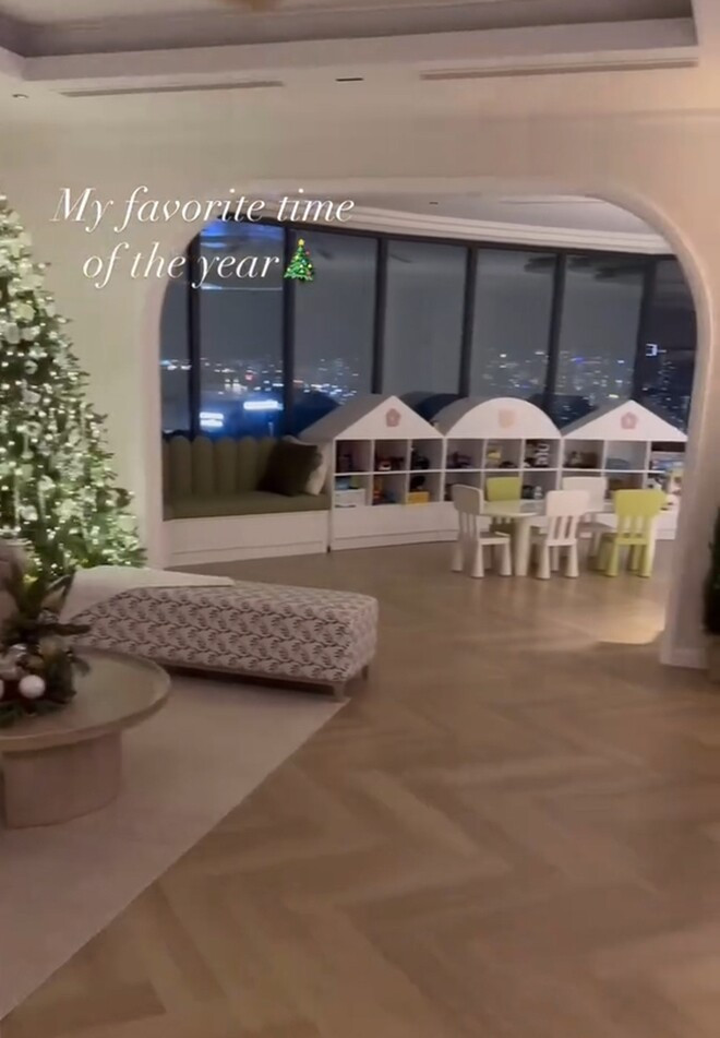 Ấn tượng nhất là góc vui chơi của các con Hoa hậu Đặng Thu Thảo. Kệ đồ chơi giống như những ngôi nhà nhỏ, bàn ghế trẻ em và không gian ngập tràn ánh sáng tự nhiên. Ảnh chụp màn hình