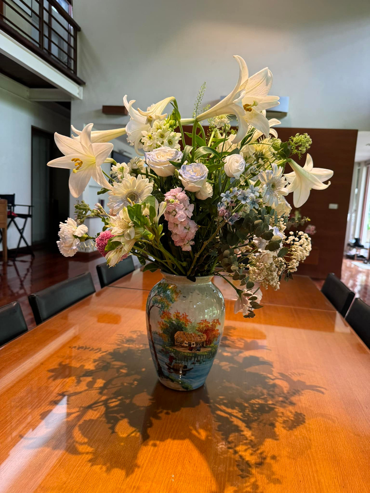 Phòng sinh hoạt chung của gia đình là không gian mở, xung quanh ốp kính lấy ánh sáng tự nhiên. Ảnh: FB Mỹ Linh