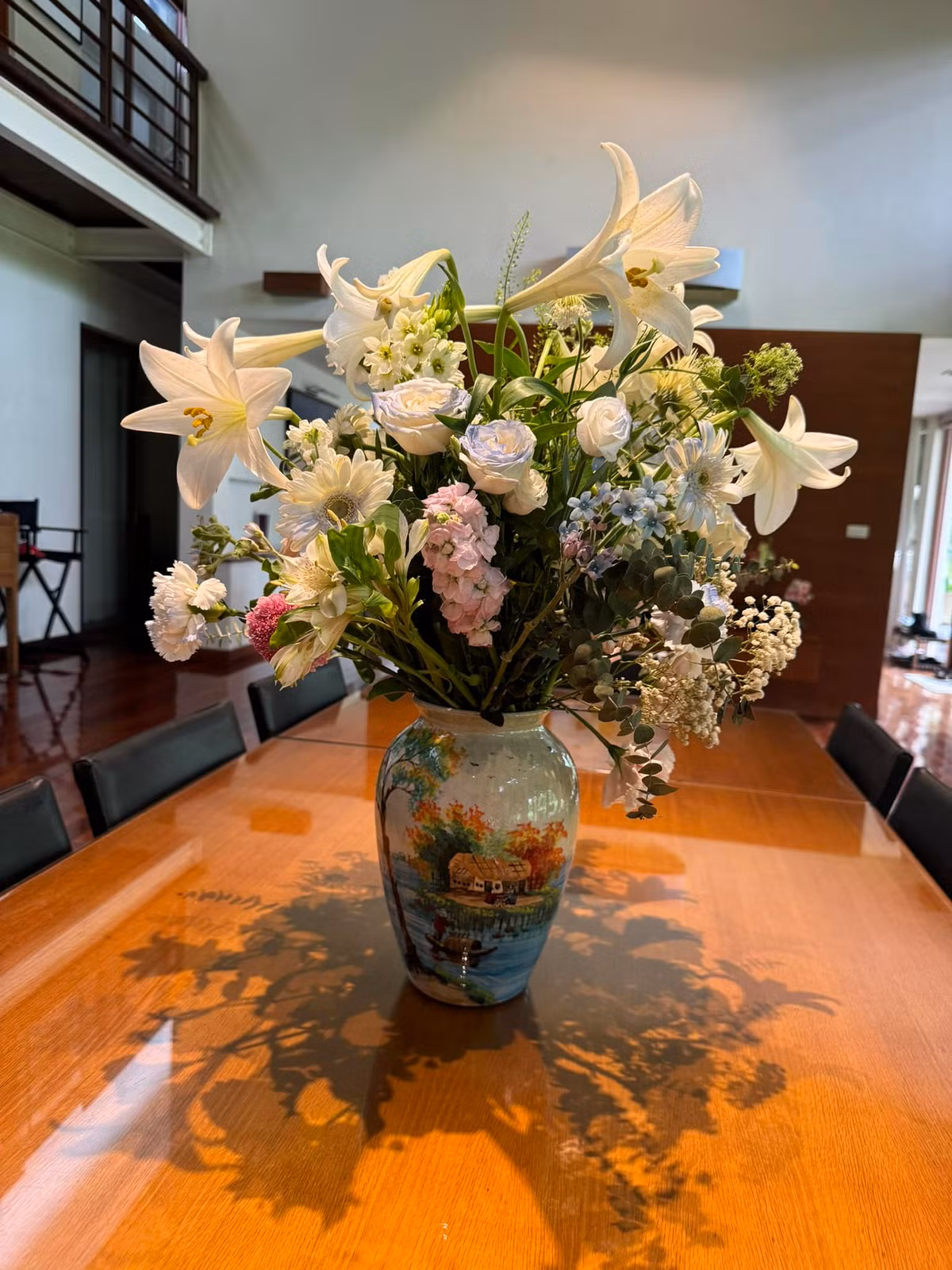 Phòng sinh hoạt chung của gia đình là không gian mở, xung quanh ốp kính lấy ánh sáng tự nhiên. Ảnh: FB Mỹ Linh