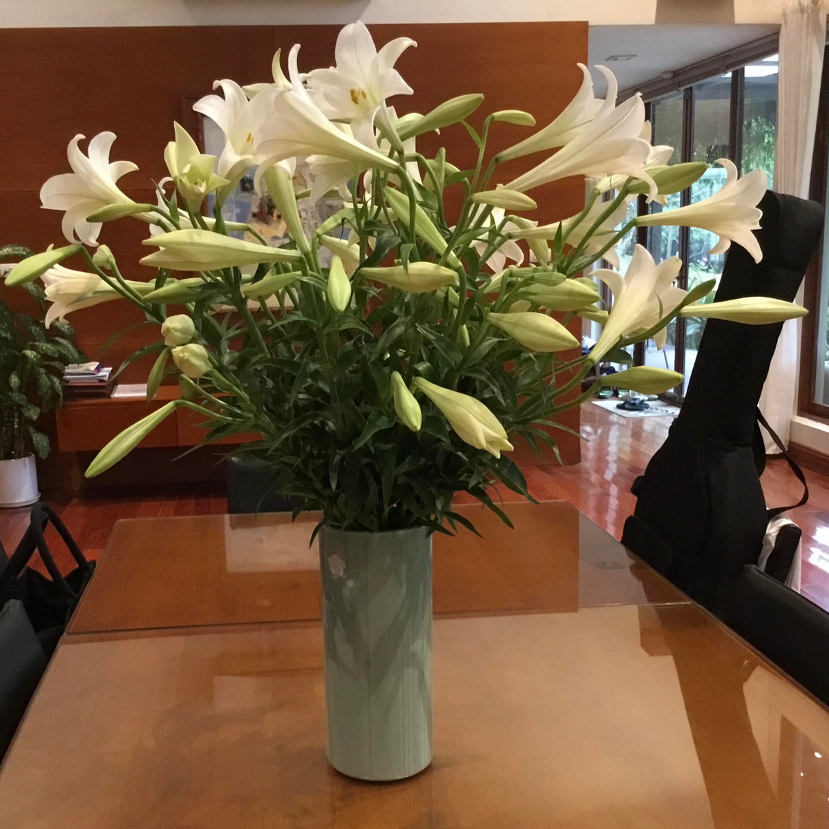 Căn phòng được Mỹ Linh tô điểm bằng các loại hoa tươi. Ảnh: FB Mỹ Linh