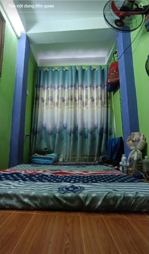 Nhà gồm 4 tầng, mỗi tầng chỉ để vừa chiếc đệm là đã gần hết diện tích phòng. Ảnh: @hungnguyen.land