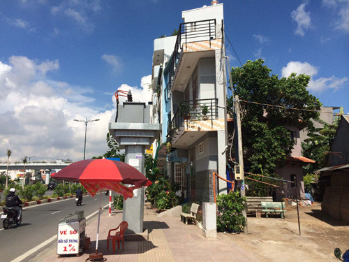 Trước đây, mỗi khi thực hiện thu hồi đất phục vụ các dự án, nhiều căn nhà siêu mỏng, siêu méo mọc lên, thậm chí, có căn diện tích nền chưa đến 15m2, chỉ vài m2. Ảnh: Báo tin tức