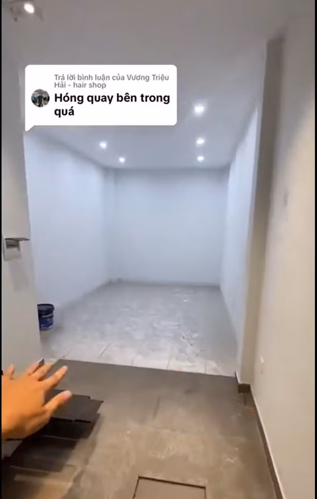 Theo đó, ăn nhà được xây trên mảnh đất hình chữ L, rộng 1 mét và phần bên trong phình ra, được thiết kế gồm 4 tầng. Ảnh chụp màn hình