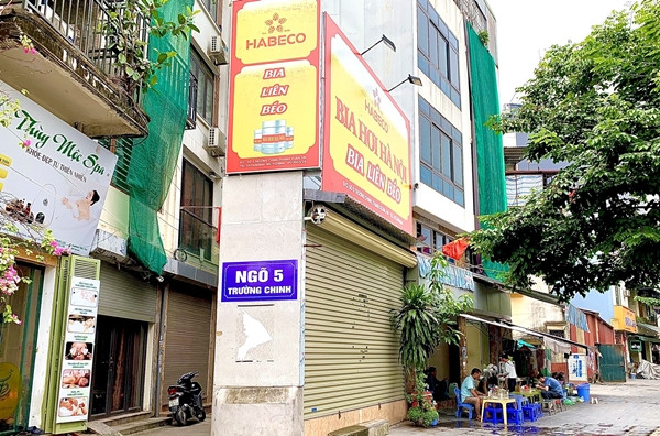 Tương tự, tại phố Trường Chinh (Đống Đa, Hà Nội), môi giới cũng từng rao bán một căn nhà với 3m mặt tiền nhưng chiều sâu chỉ 1m với giá 2 tỷ đồng. Ảnh: Vietnamnet